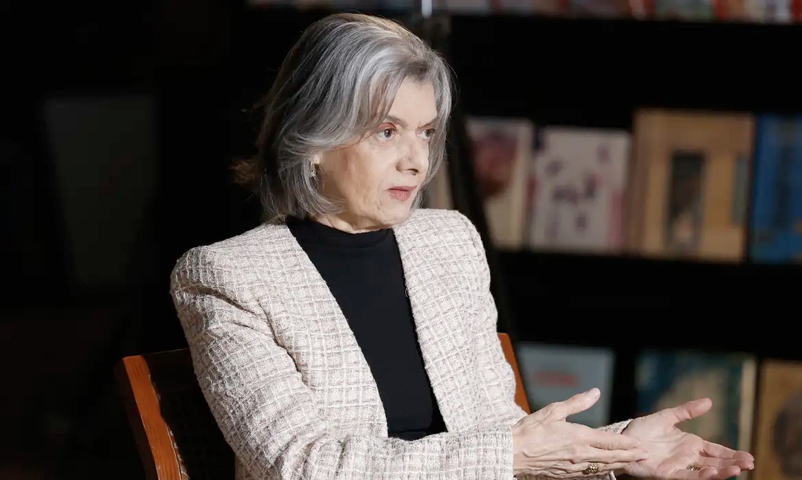 Ministra Cármen Lúcia diz que é aconselhada a deixar STF por ataques machistas