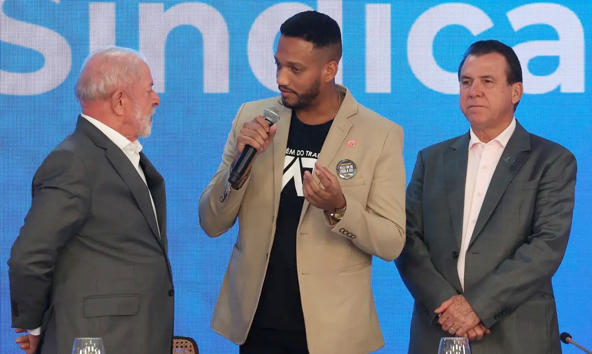 Lula pede mobilização a centrais sindicais para fim da escala 6x1