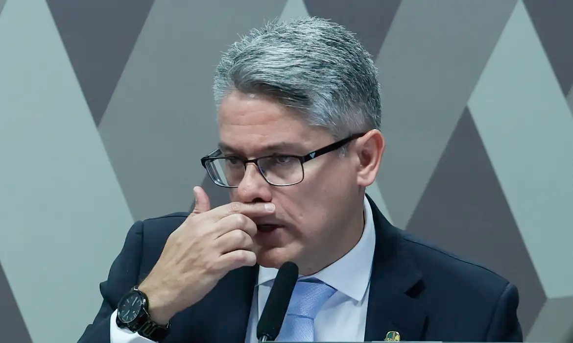 Ministro Gilmar Mendes pede que PGR investigue senador Alessandro Vieira