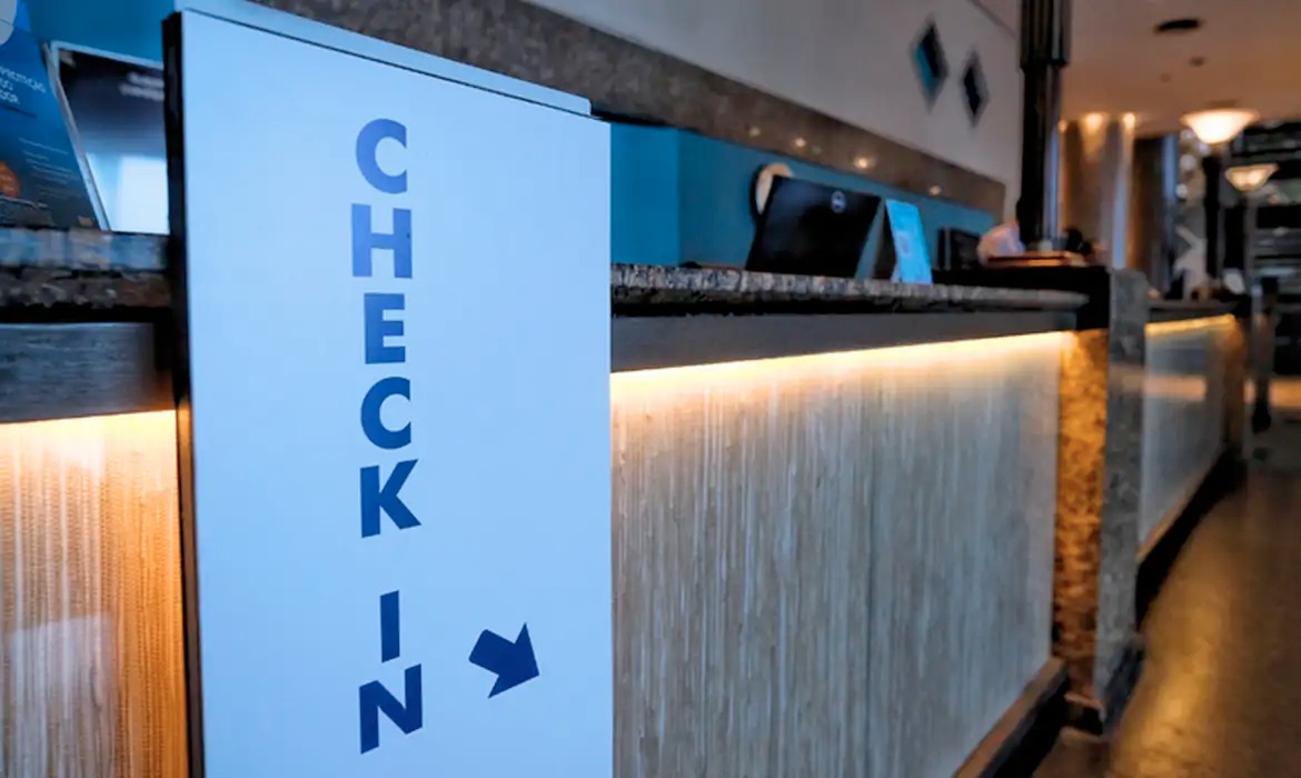 Hospedagens têm até esta segunda-feira (20) para adotar check-in digital 