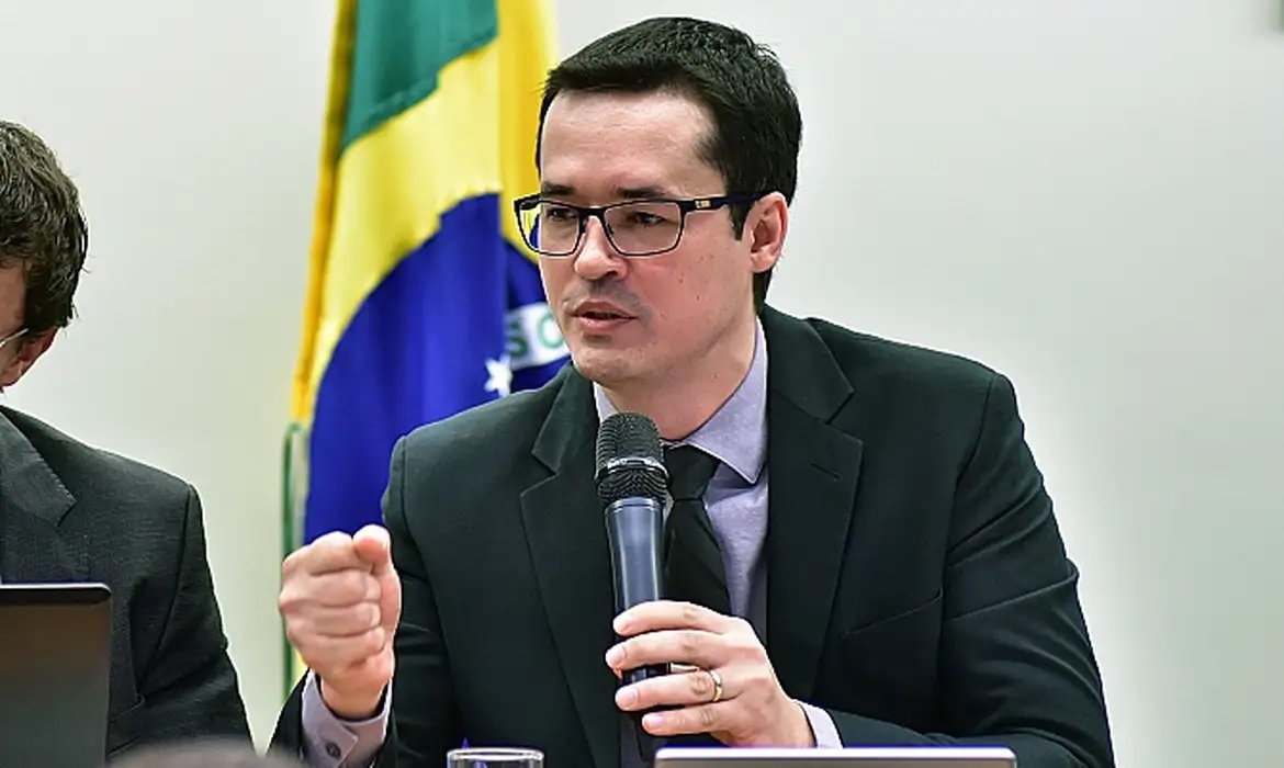 Deltan segue candidato ao Senado e decisão do TRE-PR delimita restrição a atos de campanha