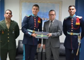Comitiva do Exército visita Presidência do TRF1 e entrega convite para solenidade da AMAN