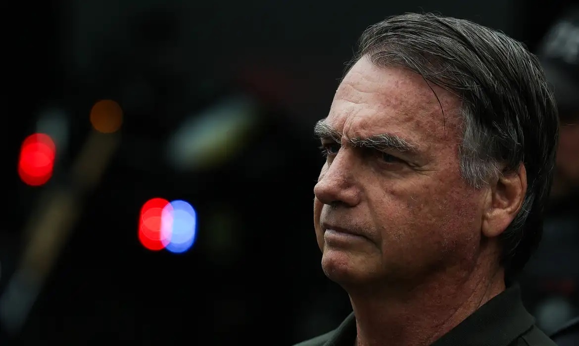 Bolsonaro pede liberação de visitas de Flávio na prisão domiciliar